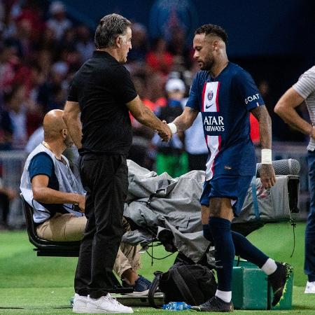 Christophe Galtier, técnico do PSG, cumprimenta Neymar durante jogo pelo Campeonato Francês - Leandro Amorim/Getty