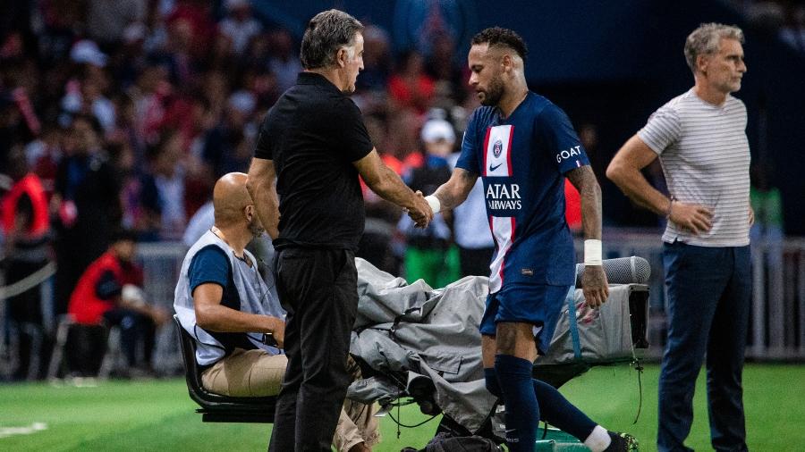 Christophe Galtier, técnico do PSG, cumprimenta Neymar durante jogo pelo Campeonato Francês - Leandro Amorim/Getty