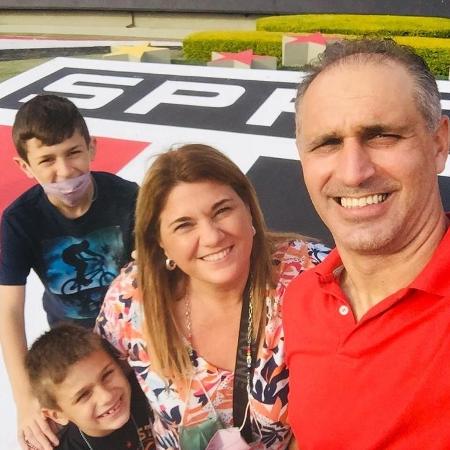 Juan Branda, ex-auxiliar técnico do São Paulo, com a família no Morumbi - Arquivo pessoal