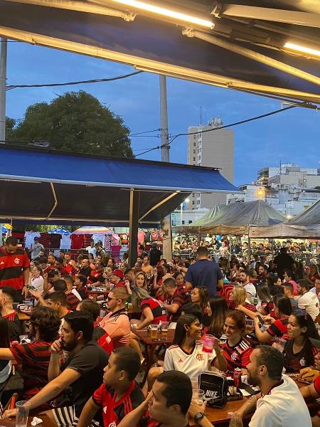 Torcedores do Flamengo assistem à final da Libertadores em um bar na Tijuca, Zona Norte do Rio de Janeiro - Luiza Sá / UOL Esporte