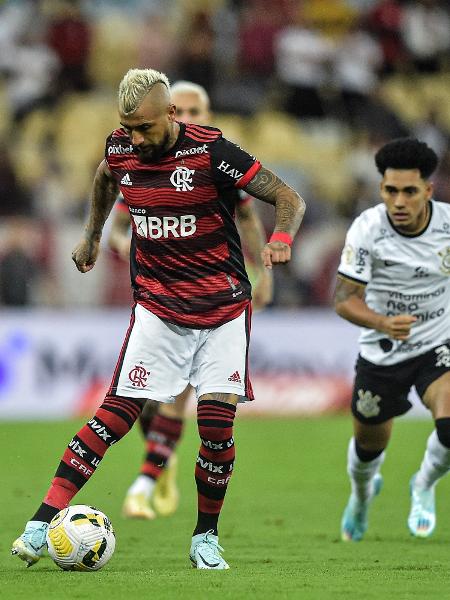 Vidal, do Flamengo, e Du Queiroz, do Corinthians, em partida do Brasileirão - Thiago Ribeiro/AGIF