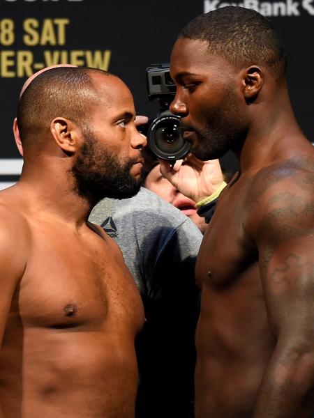 Daniel Cormier (à esquerda) encara Anthony Johnson (à direita) antes da luta principal do UFC 210 - Josh Hedges/Zuffa LLC/Zuffa LLC via Getty Images