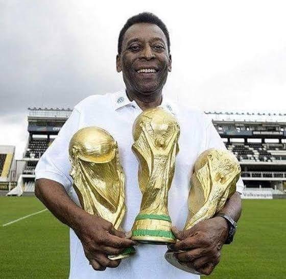 Santos postou foto do Pelé com três troféus da Copa do Mundo após derrota da Argentina, de Messi, para a Arábia Saudita