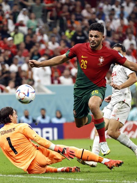 Gonçalo Ramos marcou de cavadinha seu terceiro gol na partida entre Portugal e Suíça - MAURICE OF STONE / Getty Images
