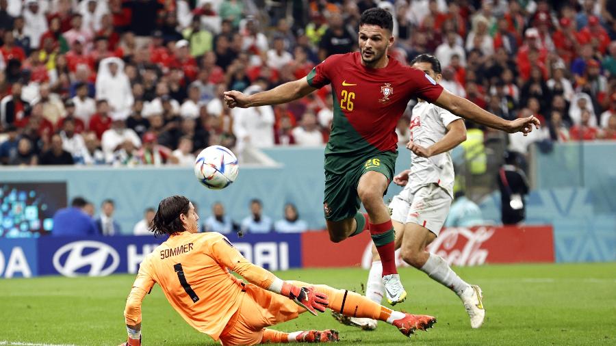 Gonçalo Ramos marcou de cavadinha seu terceiro gol na partida entre Portugal e Suíça - MAURICE OF STONE / Getty Images