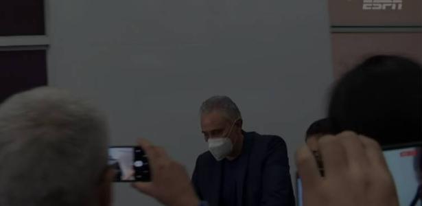 Tite desembarca no aeroporto Tom Jobim, no Rio 