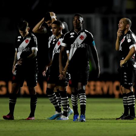 Jogadores do Vasco lamentam eliminação na Copa do Brasil para o ABC - Thiago Ribeiro/AGIF