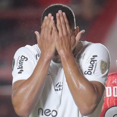 Murillo se lamenta durante Argentinos Juniors x Corinthians, jogo da Libertadores - Marcos Brindicci/Getty Images
