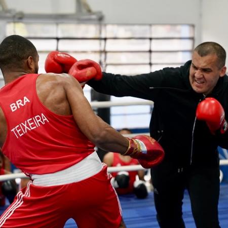 Presidente da IBA tenta acertar o brasileiro Abner Teixeira, medalhista olímpico - IBA Communication Department