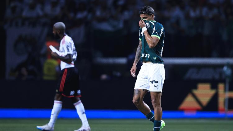 Jogadores de Palmeiras e Flamengo sentiram em campo efeitos de gás de pimenta utilizado fora do Allianz Parque - Ettore Chiereguini/AGIF - Ettore Chiereguini/AGIF