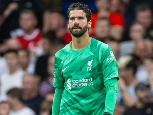 Alisson desfalca Liverpool na Copa da Liga Inglesa e pode desfalcar lista de Dorival