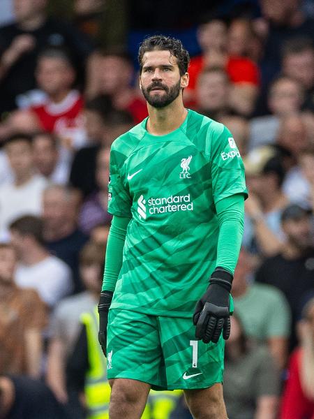 Alisson Becker, goleiro do Liverpool, está novamente na mira da Arábia Saudita