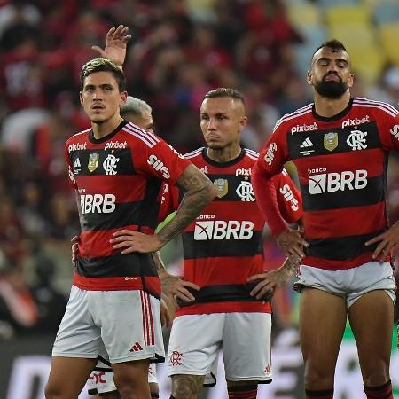 Jogadores do Flamengo após a derrota para o São Paulo, no Maracanã, pela ida da final da Copa do Brasil