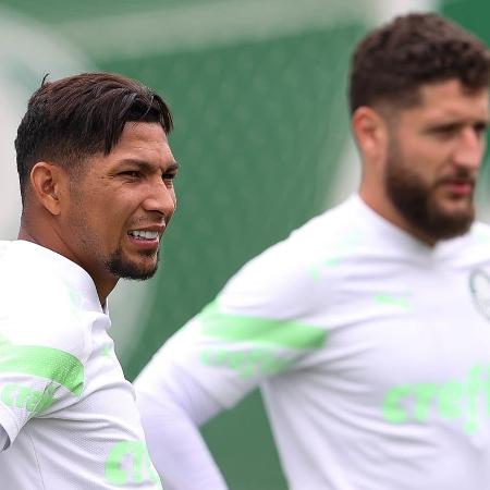 Rony e Zé Rafael durante treino do Palmeiras antes de jogo contra o Boca Juniors