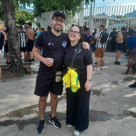 Paulo Vitor e Paula, casal torcedor do Botafogo também acompanhou seleção brasileira de vôlei