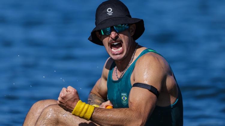 Lucas Verthein comemora medalha de ouro no remo skiff simples masculino no Pan 2023