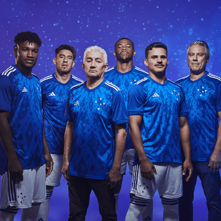 Ídolos do Cruzeiro se reúnem com elenco atual para lançamento da camisa 'Escrito nas estrelas'