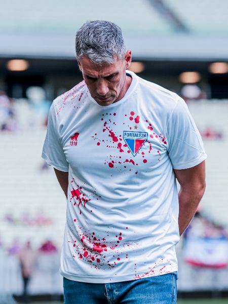 Juan Pablo Vojvoda, técnico do Fortaleza, com camisa com 'marcas de sangue'