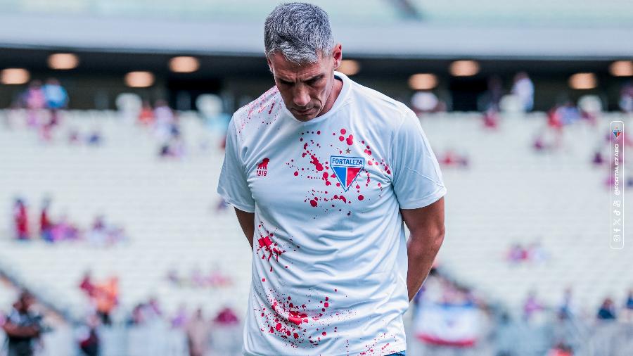 Juan Pablo Vojvoda, técnico do Fortaleza, com camisa com 'marcas de sangue' Juan Pablo Vojvoda, técnico do Fortaleza, com camisa com 'marcas de sangue'
