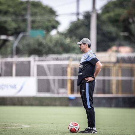 Carille enfatizou os treinos de bola parada para o duelo do Santos com Bragantino