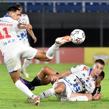 Jogadores do Nacional-PAR em ação na derrota para o Palestino, pela 3ª fase da pré-Libertadores