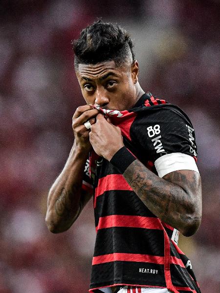 Bruno Henrique beija escudo do Flamengo ao comemorar gol pelo Carioca