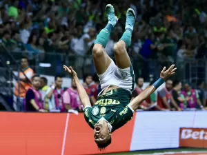 Rony brinca com Estevão após vitória dramática do Palmeiras: 'Se redimiu'