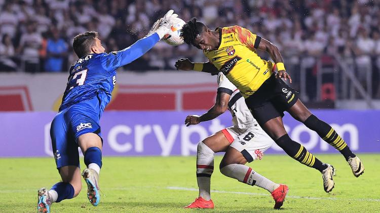 Rafael sai do gol durante São Paulo x Barcelona-EQU, duelo da Libertadores