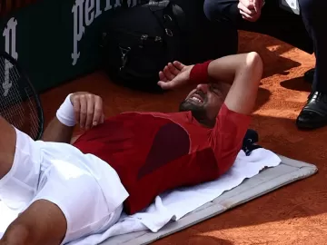 Com lesão no joelho, Djokovic abandona Roland Garros