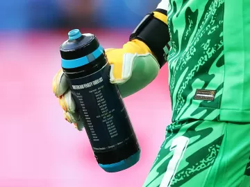 Goleiro da Inglaterra usou 'cola' em garrafa de água para ser herói na Euro