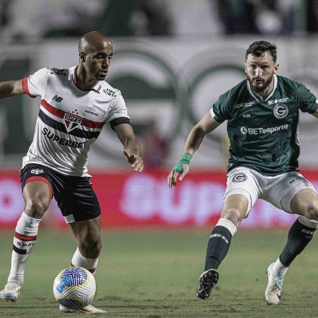 Lucas e Sander disputam lance na partida entre Goiás e São Paulo pelo jogo de volta das oitavas de final da Copa do Brasil