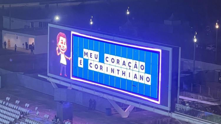 Corinthians faz homenagem a Silvio Santos antes do jogo contra o Bragantino, pela Sul-Americana