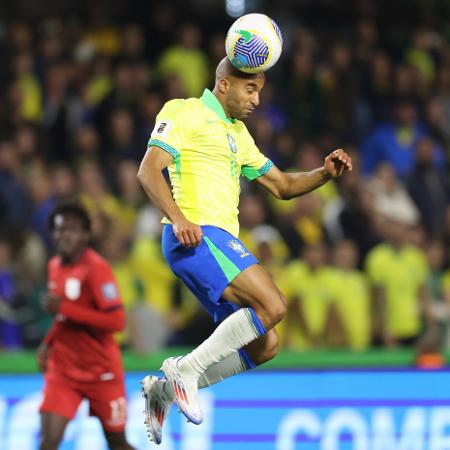 Lucas Moura em ação durante jogo do Brasil nas Eliminatórias