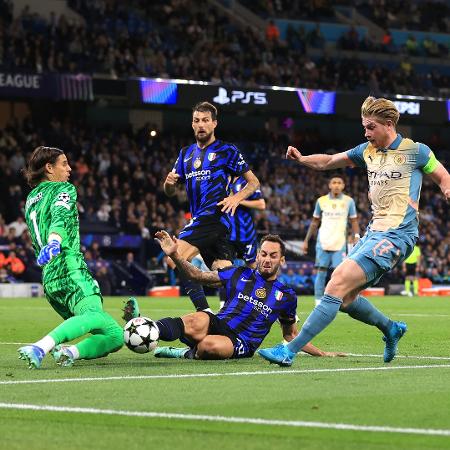 Sommer faz defesa em chute de De Bruyne durante jogo entre Manchester City e Inter de Milão pela Champions League