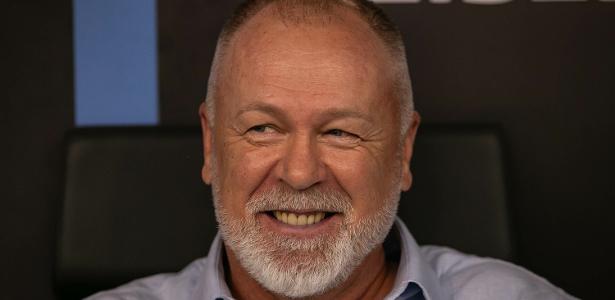 Grêmio contrata Mano Menezes como novo técnico da equipe de futebol.