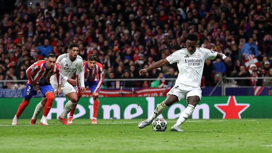 Vinicius Junior cobra pênalti durante jogo Atlético de Madri x Real Madrid Vinicius Junior cobra pênalti durante jogo Atlético de Madri x Real Madrid