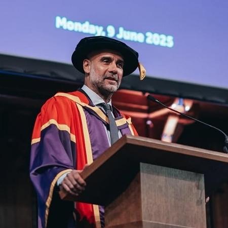 Pep Guardiola recebeu o título de Doutor Honoris Causa da Universidade de Manchester Pep Guardiola recebeu o título de Doutor Honoris Causa da Universidade de Manchester