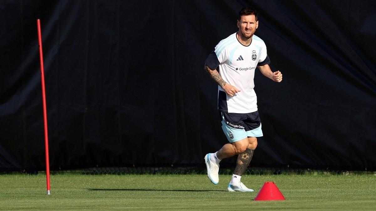 Scaloni indica mudança em treino da Argentina que sofreu atraso por chuva