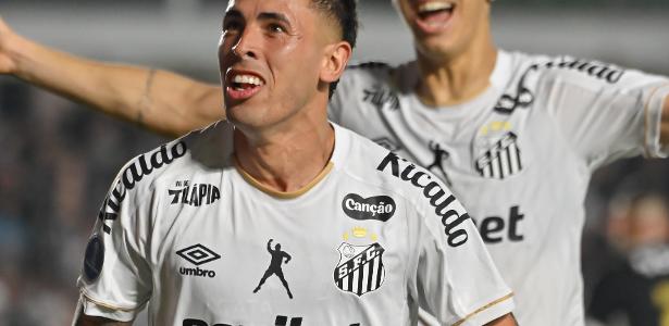 Christian Oliva vive bom momento no Santos e acirra disputa no meio-campo