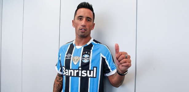 Atacante Lucas Barrios posa com a camisa do Grêmio, seu novo clube - Lucas Uebel/Grêmio