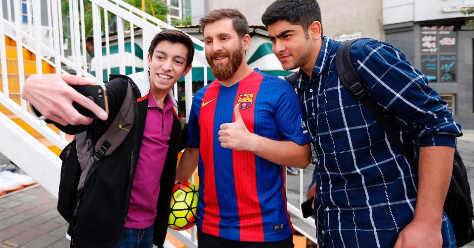  Sócia de Lionel Messi tira fotos com fãs nas ruas de Teerã