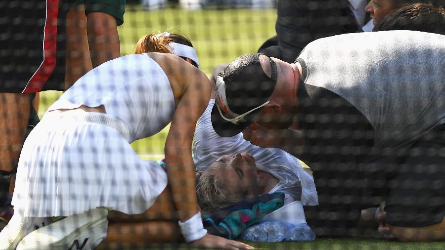 Mattek-Sands recebe atendimento médico durante partida em Wimbledon -  David Ramos/Getty Images