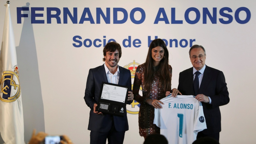 Fernando Alonso e a namorada Linda Morselli posam com Florentino Pérez - Susana Vera/Reuters