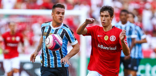 Ramiro e Rodrigo Dourado disputam a bola no clássico entre Internacional e Grêmio - LUCAS UEBEL/GREMIO FBPA