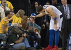 Sensação da NBA se choca com menino em jogo e dá presente para se desculpar