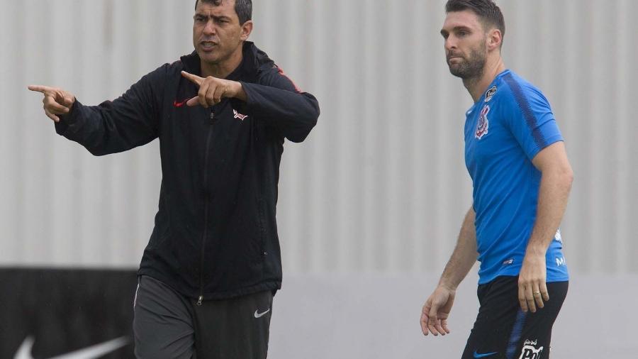 O Técnico Fábio Carille dá instruções a Boselli durante treino do Corinthians no CT Joaquim Grava - Daniel Augusto Jr/Ag. Corinthians 