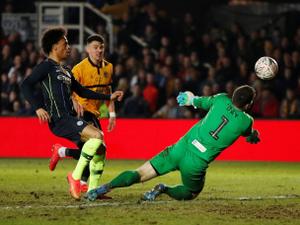Gramado do estádio do Newport estava muito malcuidado - JOHN SIBLEY/Action Images via Reuters - JOHN SIBLEY/Action Images via Reuters