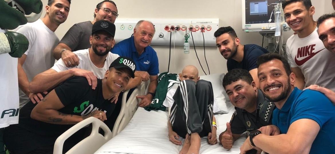 Henrique posa para foto com Felipão e parte do elenco do Palmeiras - Reprodução/Twitter