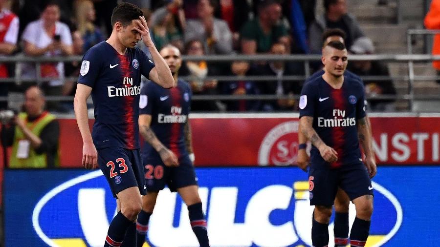 Jogadores do PSG lamentam durante partida contra o Reims - FRANCK FIFE / AFP