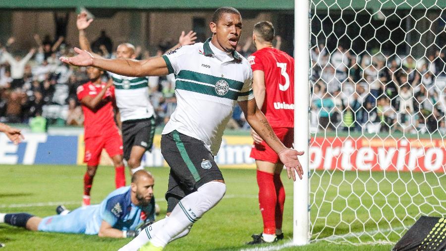 Rodrigão, jogador do Coritiba, comemora seu gol durante partida contra o Villa Nova pelo campeonato Brasileiro B 2019 - Gabriel Machado/AGIF